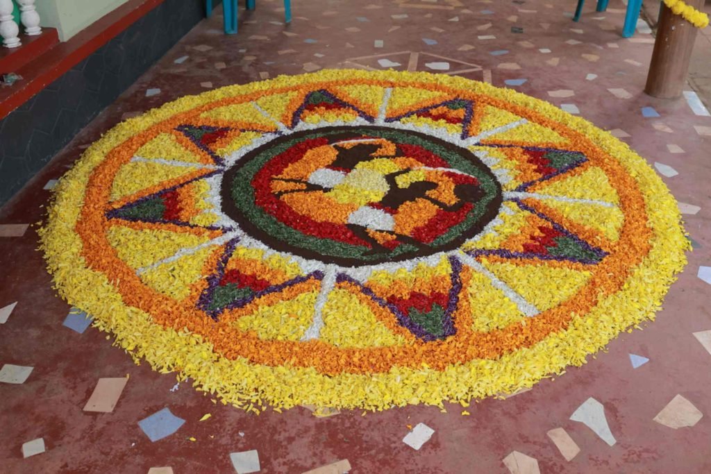 Children and adults participating in traditional games like Uriyadi and Vadamvali during Kadathanadan Kalari Foundation Onam 2026.